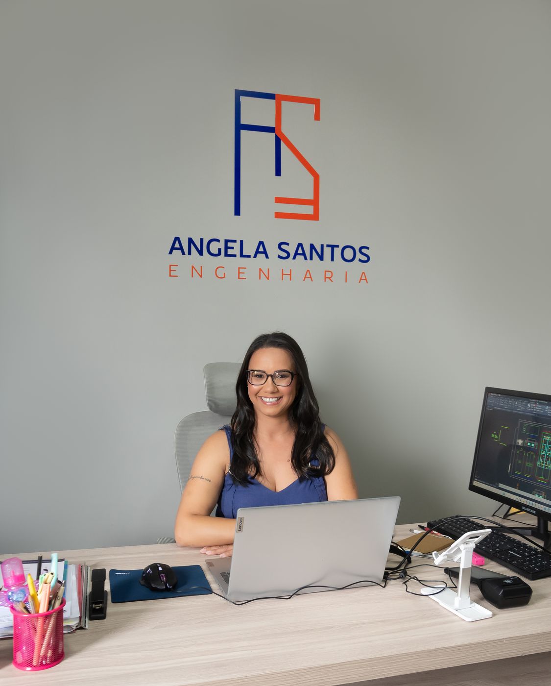 Angela Santos no escritório da Angela Santos Engenharia
